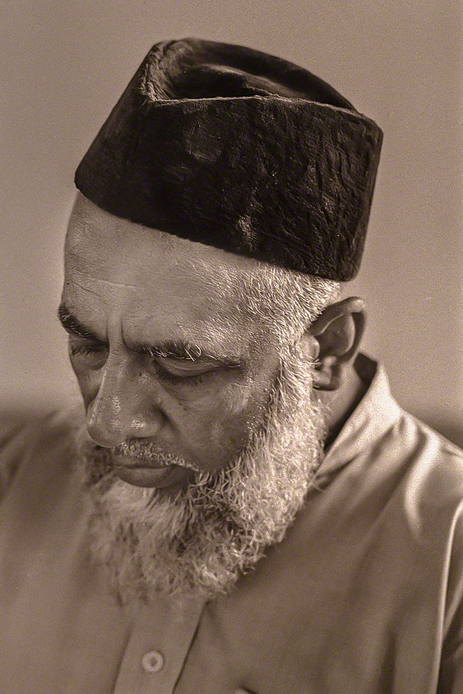 Maulana Saied Piprawala at Jama Masjid, 1976 h3-04-05